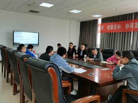 说明: 会议室里的人们描述已自动生成